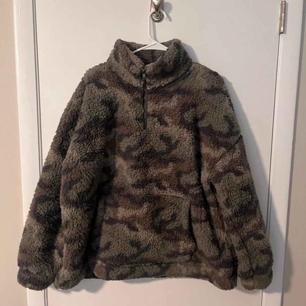American Eagle pullover sweatshirt.